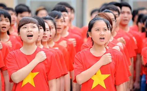 Hát Quốc ca là một nghi thức thiêng liêng, khơi dậy niềm tự hào với thế hệ trẻ. ảnh: hà nội mới.