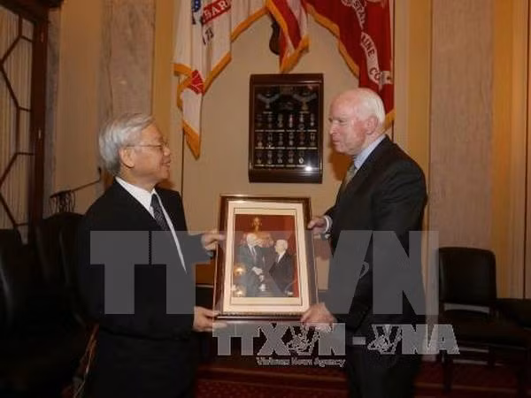 Tổng Bí thư Nguyễn Phú Trọng tặng bức ảnh lưu niệm cho Thượng Nghị sĩ Hoa Kỳ John Mc. Cain. (Ảnh: Trí Dũng/TTXVN). Tổng Bí thư Nguyễn Phú Trọng tặng bức ảnh lưu niệm cho Thượng Nghị sĩ Hoa Kỳ John Mc. Cain. (Ảnh: Trí Dũng/TTXVN).