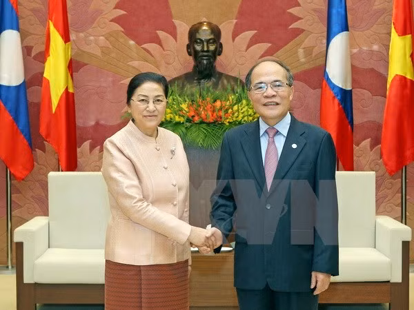 Chủ tịch Quốc hội Nguyễn Sinh Hùng đón Chủ tịch Quốc hội Lào Pany Yathotou. ảnh: TTXVN. Chủ tịch Quốc hội Nguyễn Sinh Hùng đón Chủ tịch Quốc hội Lào Pany Yathotou. ảnh: TTXVN.