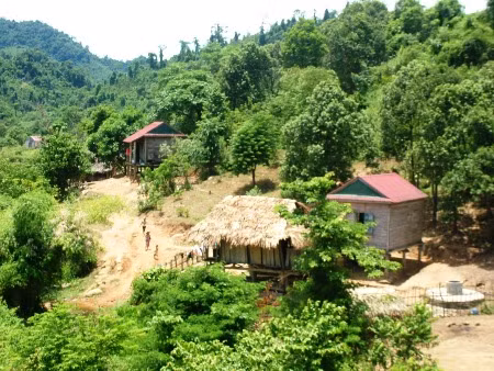 Bản Rào Con ở xã Sơn Trạch, huyện Bố Trạch tỉnh Quảng Bình là một trong nhiều địa phương nhiều năm liền không có điện chiếu sáng. ảnh: dantri. Bản Rào Con ở xã Sơn Trạch, huyện Bố Trạch tỉnh Quảng Bình là một trong nhiều địa phương nhiều năm liền không có điện chiếu sáng. ảnh: dantri.