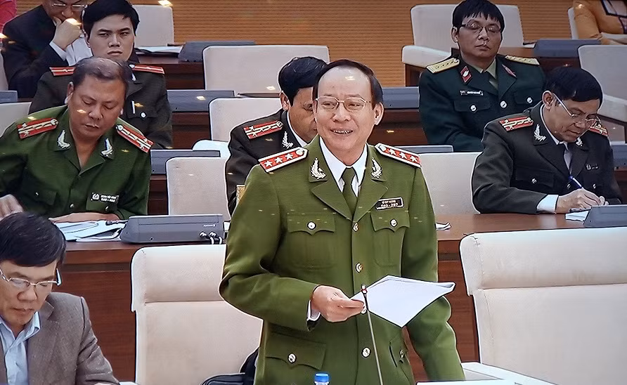 Cùm chân có phải là... nhục hình? ảnh 3 Cùm chân có phải là... nhục hình? ảnh 3