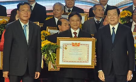 Nhà giáo Lưu Xuân Giới, người xung phong lên xã vùng cao Minh Cầm, huyện miền núi Ba Chẽ (tỉnh Quảng Ninh) được phong tặng danh hiệu Nhà giáo nhân dân năm 2014. ảnh: vnn.