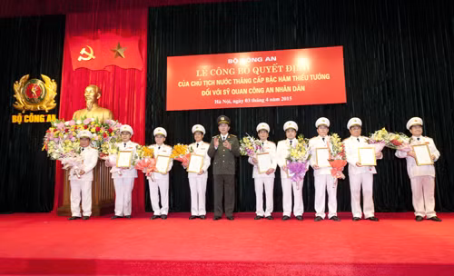 Bộ trưởng Trần Đại Quang trao Quyết định của Chủ tịch nước cho các đồng chí được thăng cấp bậc hàm cấp Tướng. Ảnh: Kim Anh Bộ trưởng Trần Đại Quang trao Quyết định của Chủ tịch nước cho các đồng chí được thăng cấp bậc hàm cấp Tướng. Ảnh: Kim Anh