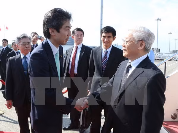 Nghị sỹ Minoru Kiochi, Quốc vụ khanh Bộ Ngoại giao, Đại sứ Nhật Bản tại Việt Nam Hiroshi Fukada, Vụ trưởng Lễ tân Bộ Ngoại giao Kaoru Shimazaki và một số quan chức Nhật Bản đón Tổng Bí thư Nguyễn Phú Trọng tại sân bay Haneda. (Ảnh: Trí Dũng/TTXVN). Nghị sỹ Minoru Kiochi, Quốc vụ khanh Bộ Ngoại giao, Đại sứ Nhật Bản tại Việt Nam Hiroshi Fukada, Vụ trưởng Lễ tân Bộ Ngoại giao Kaoru Shimazaki và một số quan chức Nhật Bản đón Tổng Bí thư Nguyễn Phú Trọng tại sân bay Haneda. (Ảnh: Trí Dũng/TTXVN).