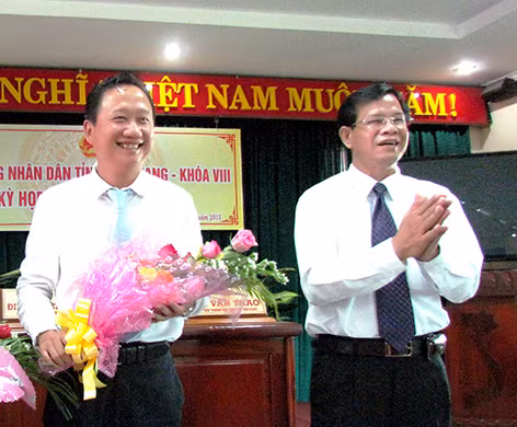 Bí thư Tỉnh ủy Huỳnh Minh Chắc (phải) chúc mừng tân Phó Chủ tịch UBND tỉnh Trịnh Xuân Thanh. ảnh: Báo Hậu Giang.