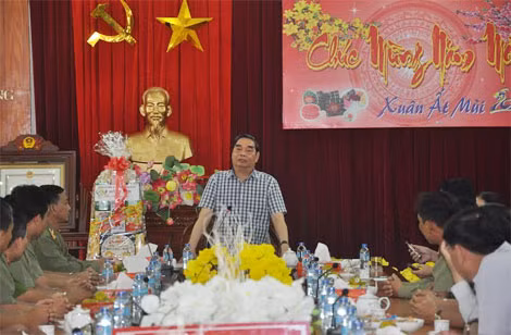 Ông Lê Hồng Anh chúc tết cán bộ, chiến sĩ Công an Hậu Giang. ảnh: CAND. Ông Lê Hồng Anh chúc tết cán bộ, chiến sĩ Công an Hậu Giang. ảnh: CAND.
