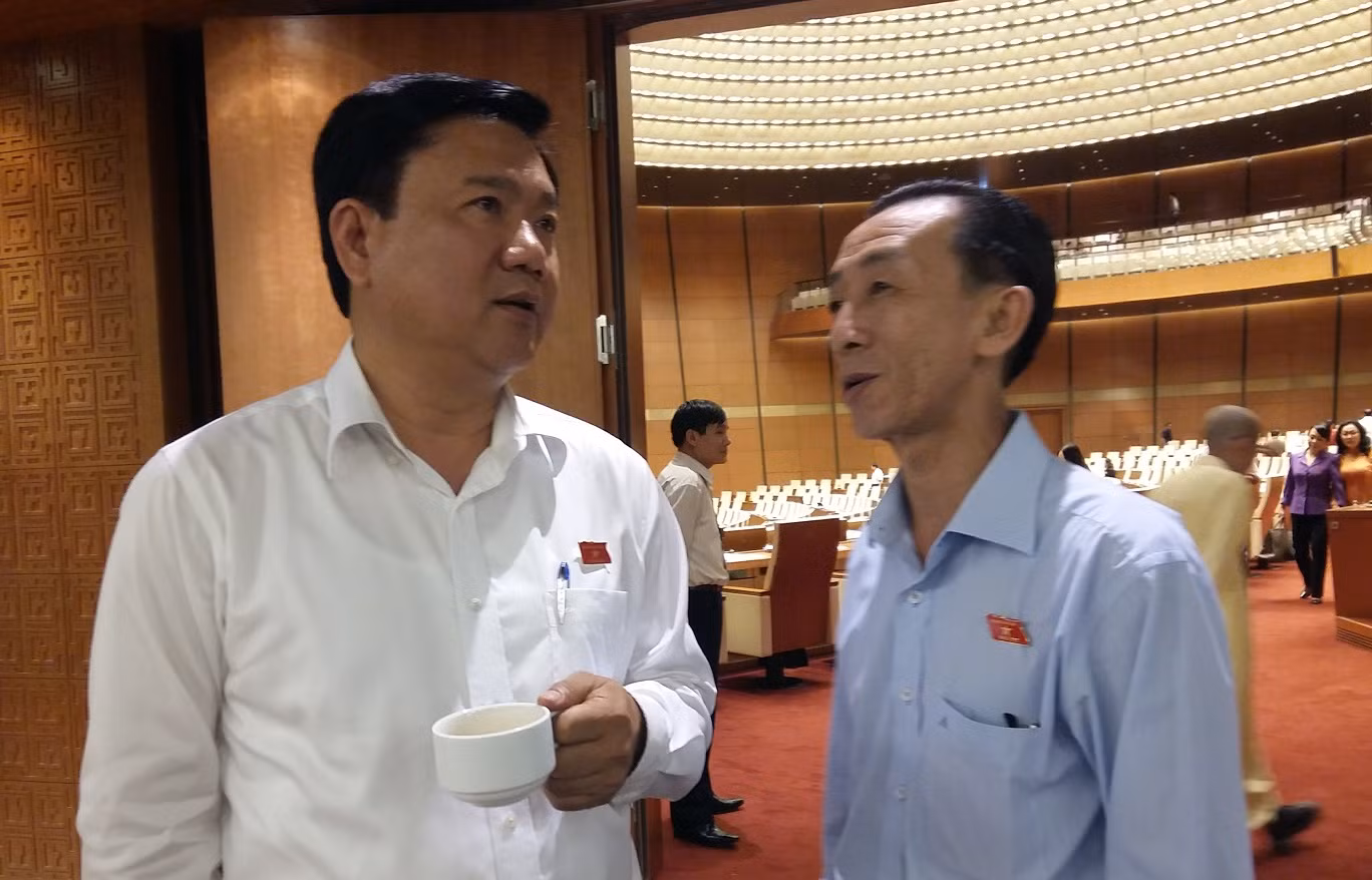 Đại biểu Trần Hoàng Ngân (áo xanh, bên phải) đã có những phát biểu hết sức thẳng thắn về dự án sân bay Long Thành. ảnh: Ngọc Quang.