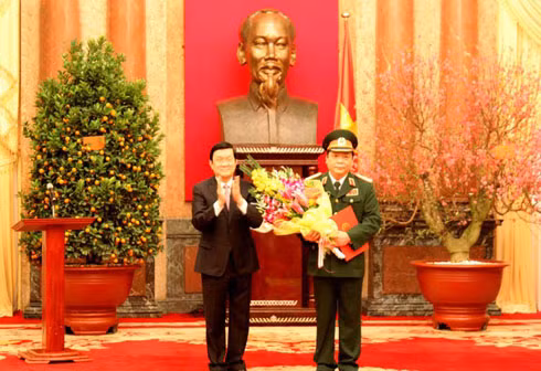 Chủ tịch nước Trương Tấn Sang đã trao quyết định phong hàm Thượng tướng cho ông Huỳnh Ngọc Sơn. Ảnh: vov Chủ tịch nước Trương Tấn Sang đã trao quyết định phong hàm Thượng tướng cho ông Huỳnh Ngọc Sơn. Ảnh: vov