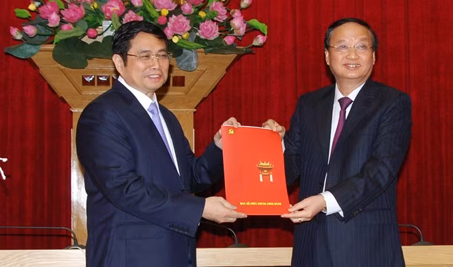 Ông Tô Huy Rứa trao quyết định của Bộ Chính trị cho ông Phạm Minh Chính. ảnh: LDO. Ông Tô Huy Rứa trao quyết định của Bộ Chính trị cho ông Phạm Minh Chính. ảnh: LDO.