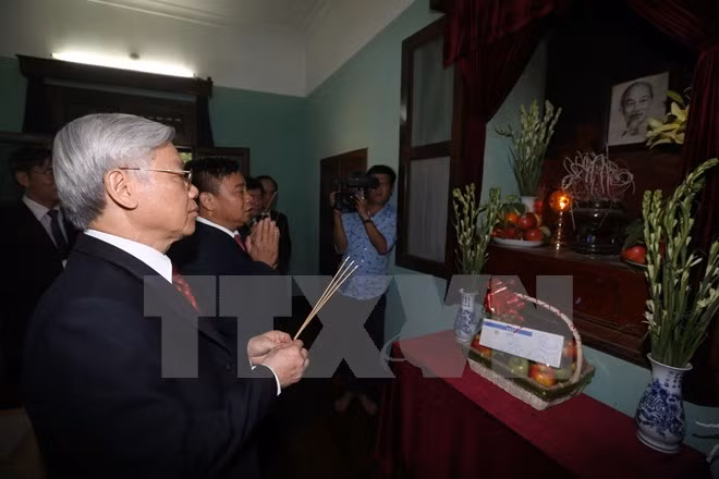 Tổng Bí thư Nguyễn Phú Trọng dâng hương tưởng niệm Bác Hồ tại Nhà 67, Khu di tích Chủ tịch Hồ Chí Minh trong Phủ Chủ tịch. (Ảnh: Trí Dũng/TTXVN). Tổng Bí thư Nguyễn Phú Trọng dâng hương tưởng niệm Bác Hồ tại Nhà 67, Khu di tích Chủ tịch Hồ Chí Minh trong Phủ Chủ tịch. (Ảnh: Trí Dũng/TTXVN).