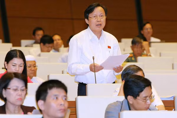 Đại biểu Hoàng Đức Thắm chỉ rõ nhiều bất cập trong Luật Giáo dục. ảnh: TTBC. Đại biểu Hoàng Đức Thắm chỉ rõ nhiều bất cập trong Luật Giáo dục. ảnh: TTBC.