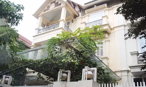Sau nhiều năm nghỉ hưu, ông Hoàng Văn Nghiên - cựu Chủ tịch UBND TP Hà Nội vẫn được thuê căn biệt thự rộng 400m2 tại phố Nguyễn Chế Nghĩa (Hà Nội) với giá bèo. Cuối năm 2014, ông này mới trả lại nhà. ảnh: Báo Giao thông. Sau nhiều năm nghỉ hưu, ông Hoàng Văn Nghiên - cựu Chủ tịch UBND TP Hà Nội vẫn được thuê căn biệt thự rộng 400m2 tại phố Nguyễn Chế Nghĩa (Hà Nội) với giá bèo. Cuối năm 2014, ông này mới trả lại nhà. ảnh: Báo Giao thông.