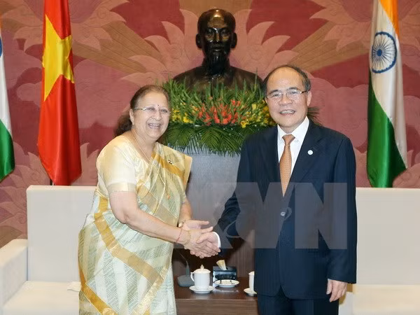 Chủ tịch Quốc hội Nguyễn Sinh Hùng tiếp bà Sumitra Mahajan, Chủ tịch Hạ viện Cộng hòa Ấn Độ. ảnh: TTXVN. Chủ tịch Quốc hội Nguyễn Sinh Hùng tiếp bà Sumitra Mahajan, Chủ tịch Hạ viện Cộng hòa Ấn Độ. ảnh: TTXVN.