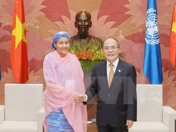 Chủ tịch Quốc hội Nguyễn Sinh Hùng tiếp bà Amina Mohammed, Cố vấn đặc biệt của Tổng Thư ký Liên hợp quốc nhân dịp dự IPU-132 tại Việt Nam. ảnh: TTXVN. Chủ tịch Quốc hội Nguyễn Sinh Hùng tiếp bà Amina Mohammed, Cố vấn đặc biệt của Tổng Thư ký Liên hợp quốc nhân dịp dự IPU-132 tại Việt Nam. ảnh: TTXVN.