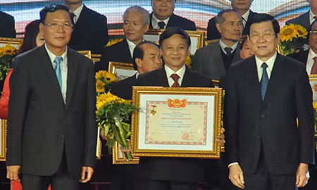 Nhà giáo Lưu Xuân Giới, người xung phong lên xã vùng cao Minh Cầm, huyện miền núi Ba Chẽ (tỉnh Quảng Ninh) được phong tặng danh hiệu Nhà giáo nhân dân năm 2014. ảnh: vnn. Nhà giáo Lưu Xuân Giới, người xung phong lên xã vùng cao Minh Cầm, huyện miền núi Ba Chẽ (tỉnh Quảng Ninh) được phong tặng danh hiệu Nhà giáo nhân dân năm 2014. ảnh: vnn.