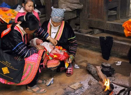 Phụ nữ Dân tộc thiểu số sinh con đúng chính sách thì được hỗ trợ 2 triệu đồng. ảnh: VOV. Phụ nữ Dân tộc thiểu số sinh con đúng chính sách thì được hỗ trợ 2 triệu đồng. ảnh: VOV.