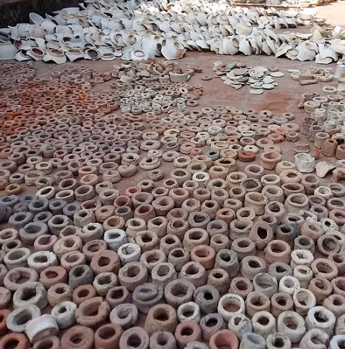 Trong cuộc khai quật vào tháng 12/2014, Trung tâm nghiên cứu Kinh Thành đã tìm thấy hàng trăm hiện vật quý giá về gốm Chu Đậu. Ảnh: Ngọc Quang. Trong cuộc khai quật vào tháng 12/2014, Trung tâm nghiên cứu Kinh Thành đã tìm thấy hàng trăm hiện vật quý giá về gốm Chu Đậu. Ảnh: Ngọc Quang.
