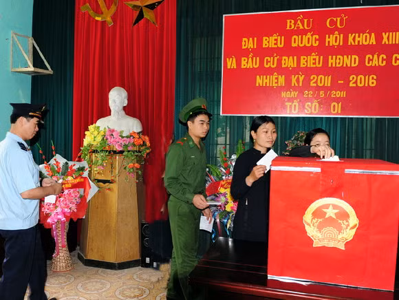 Người dân thể hiện quyền của mình thông qua lá phiếu bầu. Ảnh: TTXVN. Người dân thể hiện quyền của mình thông qua lá phiếu bầu. Ảnh: TTXVN.