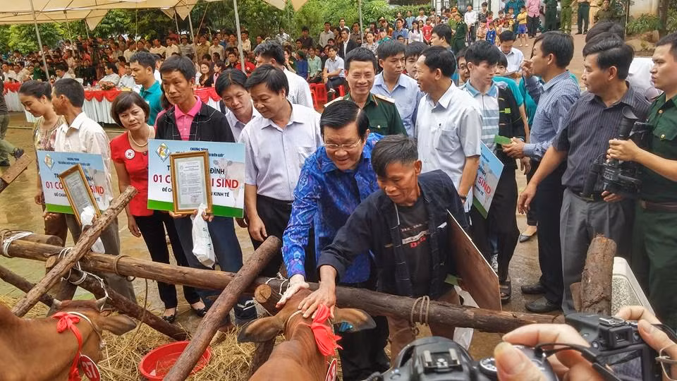 Chủ tịch nước Trương Tấn Sang trực tiếp tặng bò giống cho người nghèo.