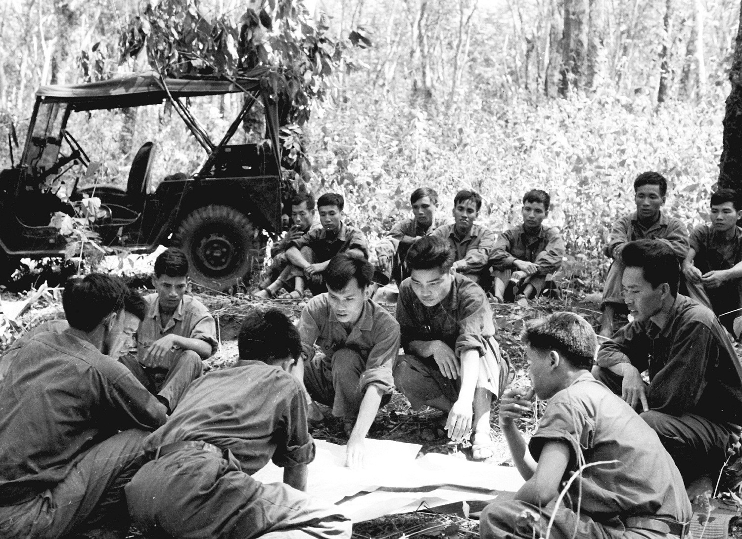 Sáng 29/4, tại khu rừng cao su ở Dầu Giây (Đồng Nai), sĩ quan tham mưu Sư đoàn 304 và Ban chỉ huy Trung đoàn 66 họp phân công tác chiến cho từng đơn vị. ảnh: Đinh Quang Thành. Sáng 29/4, tại khu rừng cao su ở Dầu Giây (Đồng Nai), sĩ quan tham mưu Sư đoàn 304 và Ban chỉ huy Trung đoàn 66 họp phân công tác chiến cho từng đơn vị. ảnh: Đinh Quang Thành.