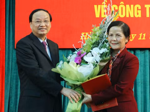 Ông Tô Huy Rứa - Trưởng Ban Tổ chức Trung ương trao quyết định, chúc mừng bà Ngô Thị Doãn Thanh nhận nhiệm vụ mới. ảnh: ttxvn