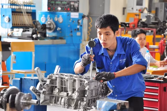 Trong tiến trình công nghiệp hóa, Việt Nam đang rất cần công nhân kỹ thuật trình độ cao. ảnh" TL Trong tiến trình công nghiệp hóa, Việt Nam đang rất cần công nhân kỹ thuật trình độ cao. ảnh" TL