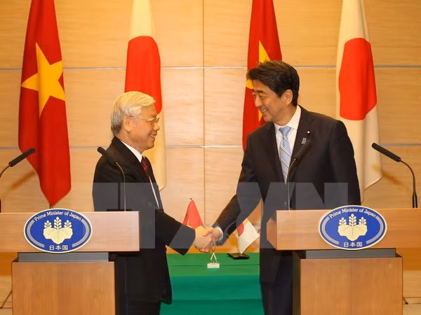Tổng Bí thư Nguyễn Phú Trọng và Thủ tướng Nhật Bản Shinzo Abe sau khi kết thúc họp báo chung. (Ảnh: Trí Dũng/TTXVN). Tổng Bí thư Nguyễn Phú Trọng và Thủ tướng Nhật Bản Shinzo Abe sau khi kết thúc họp báo chung. (Ảnh: Trí Dũng/TTXVN).