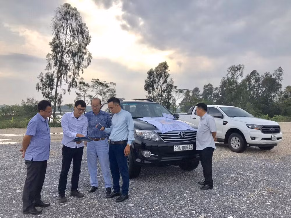 Ông Trương Công Khải - Trưởng ban quản lý Khu Đại học Nam Cao (thứ 2 từ trái qua) - hướng dẫn Tập đoàn Nguyễn Hoàng khảo sát thực địa tại Khu Đại học Nam Cao.