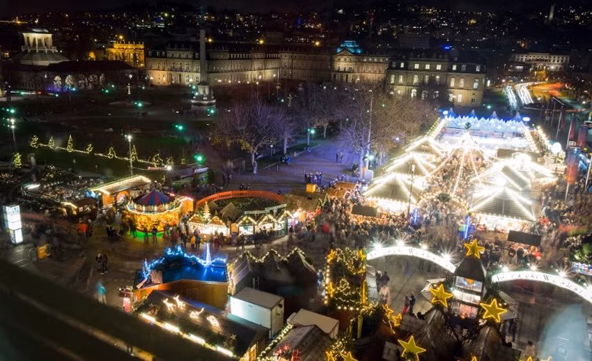 Chợ Noel ở quảng trường lâu đài, thủ phủ Stuttgart, tiểu bang Baden-Wuertemberg.