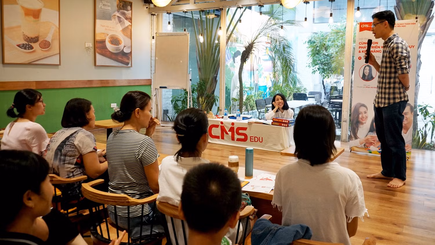 Nhiều phụ huynh quan tâm đến những tư vấn của chuyên gia đào tạo CMS EDU.