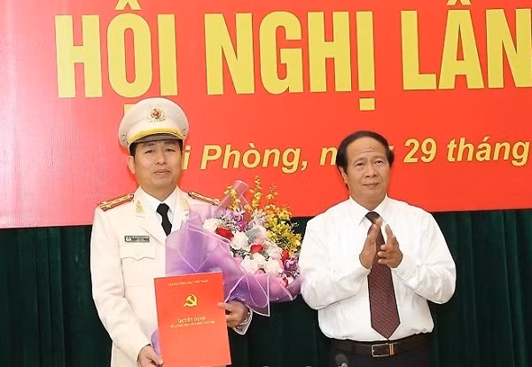 Bí thư Thành ủy Hải Phòng Lê Văn Thành trao quyết định cho Đại tá Vũ Thanh Chương. Bí thư Thành ủy Hải Phòng Lê Văn Thành trao quyết định cho Đại tá Vũ Thanh Chương.
