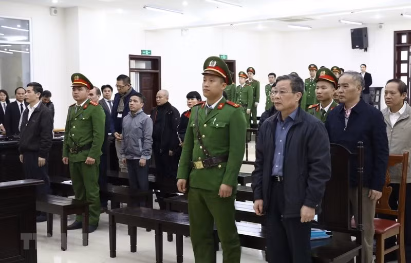 Các bị cáo tại phiên tòa sơ thẩm. Các bị cáo tại phiên tòa sơ thẩm.