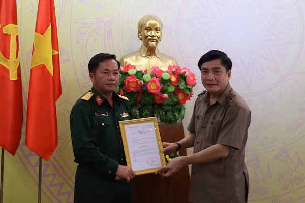 Bí thư Tỉnh ủy Đắk Lắk Bùi Văn Cường trao quyết định cho Đại tá Lê Mỹ Danh. Bí thư Tỉnh ủy Đắk Lắk Bùi Văn Cường trao quyết định cho Đại tá Lê Mỹ Danh.