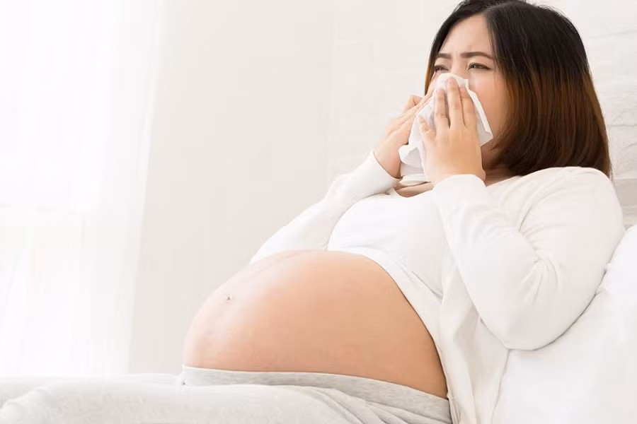 Mẹ bầu cần chú ý giữ ấm cơ thể khi giao mùa.