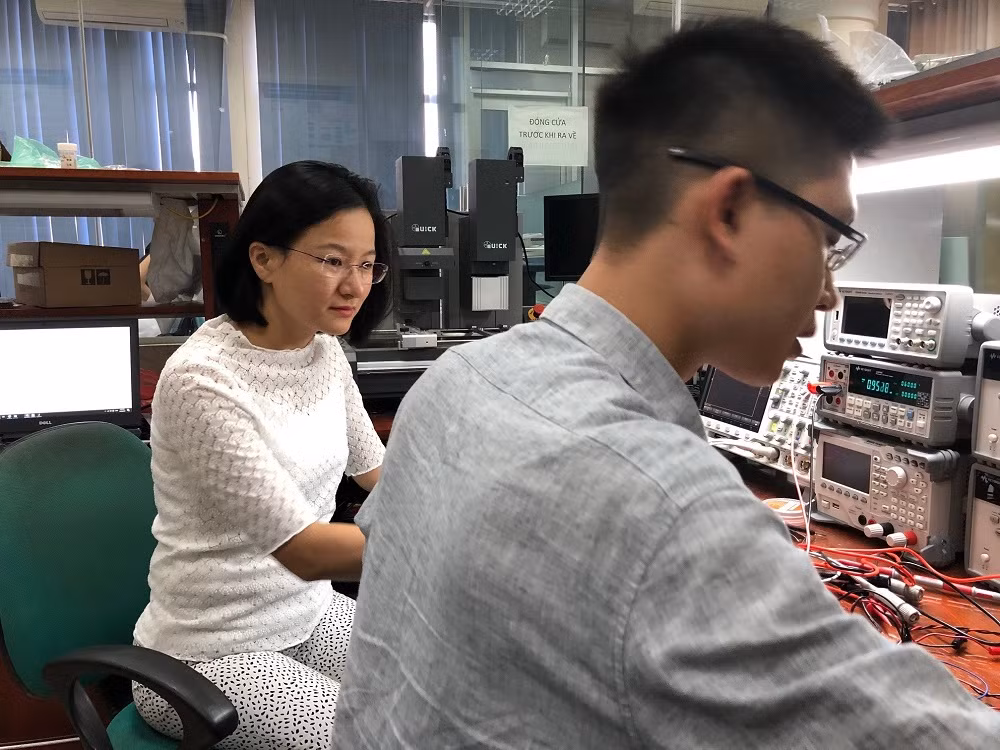 Tiến sĩ Phùng Thị Kiều Hà hướng dẫn sinh viên làm nghiên cứu.