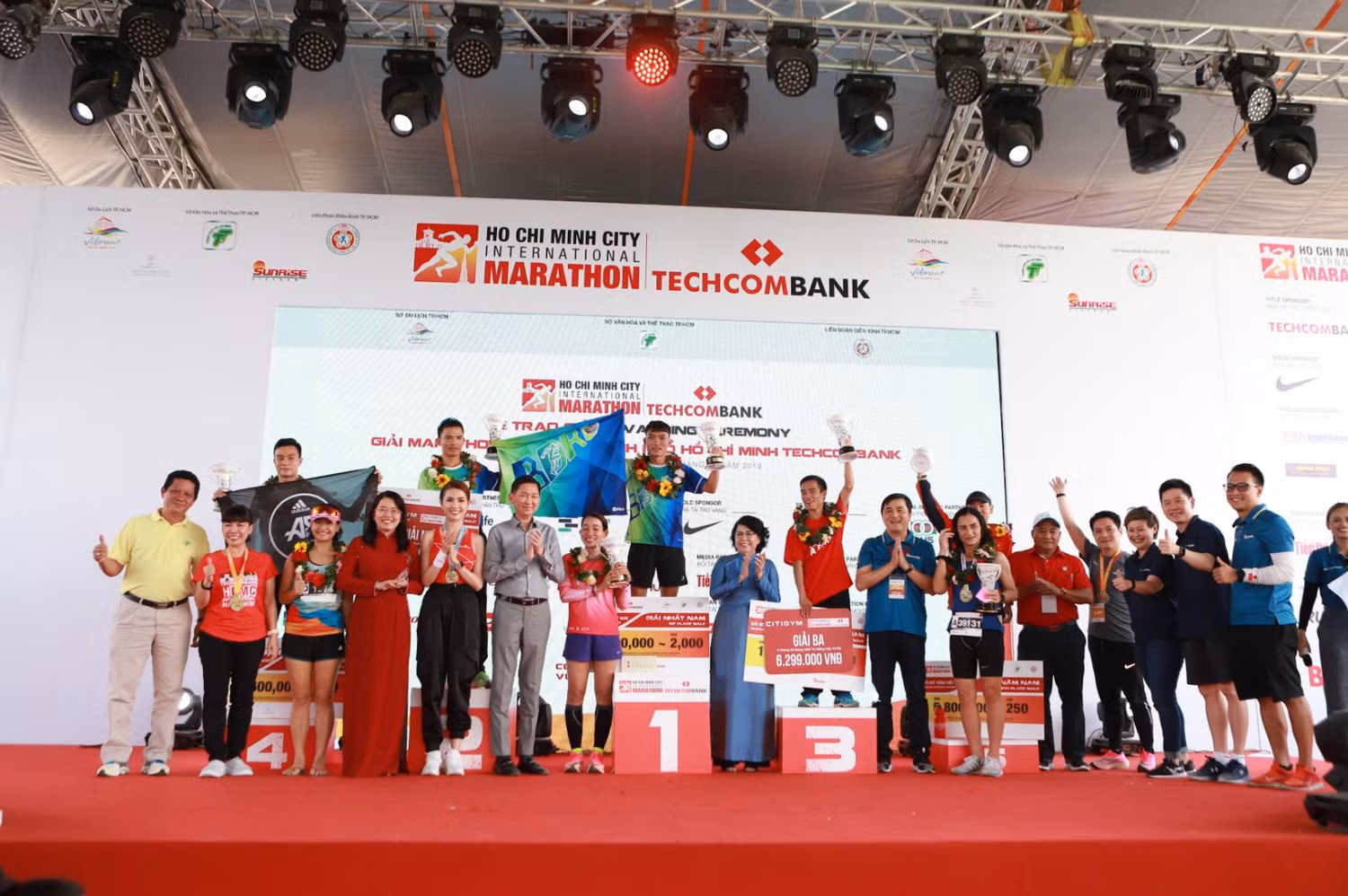 Các đại biểu trao thưởng cho các Vận động viên chuyên nghiệp.