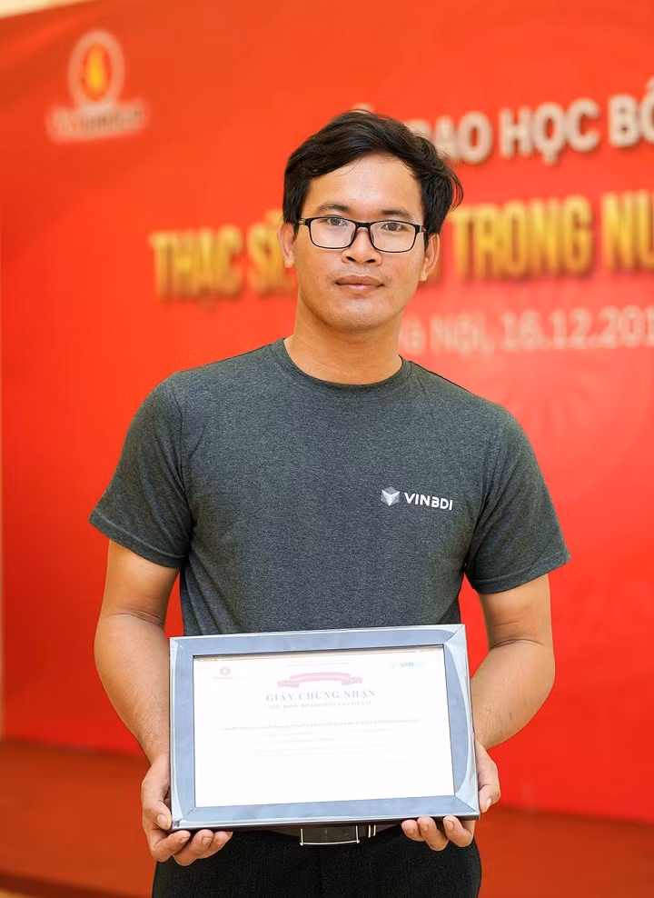Tại Lễ trao học bổng của Quỹ Đổi mới sáng tạo (VinIF) ngày 16/12/2019, Lê Văn Phong cho biết: có học bổng, Phong sẽ giảm bớt thời gian làm thêm để tập trung cho luận án.