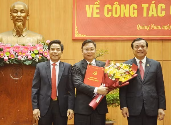 Bí thư Tỉnh ủy Quảng Nam Phan Việt Cường cùng Phó Bí thư Thường trực Tỉnh ủy Quảng Nam Lê Văn Dũng trao quyết định và chúc mừng đồng chí Lê Trí Thanh. Bí thư Tỉnh ủy Quảng Nam Phan Việt Cường cùng Phó Bí thư Thường trực Tỉnh ủy Quảng Nam Lê Văn Dũng trao quyết định và chúc mừng đồng chí Lê Trí Thanh.