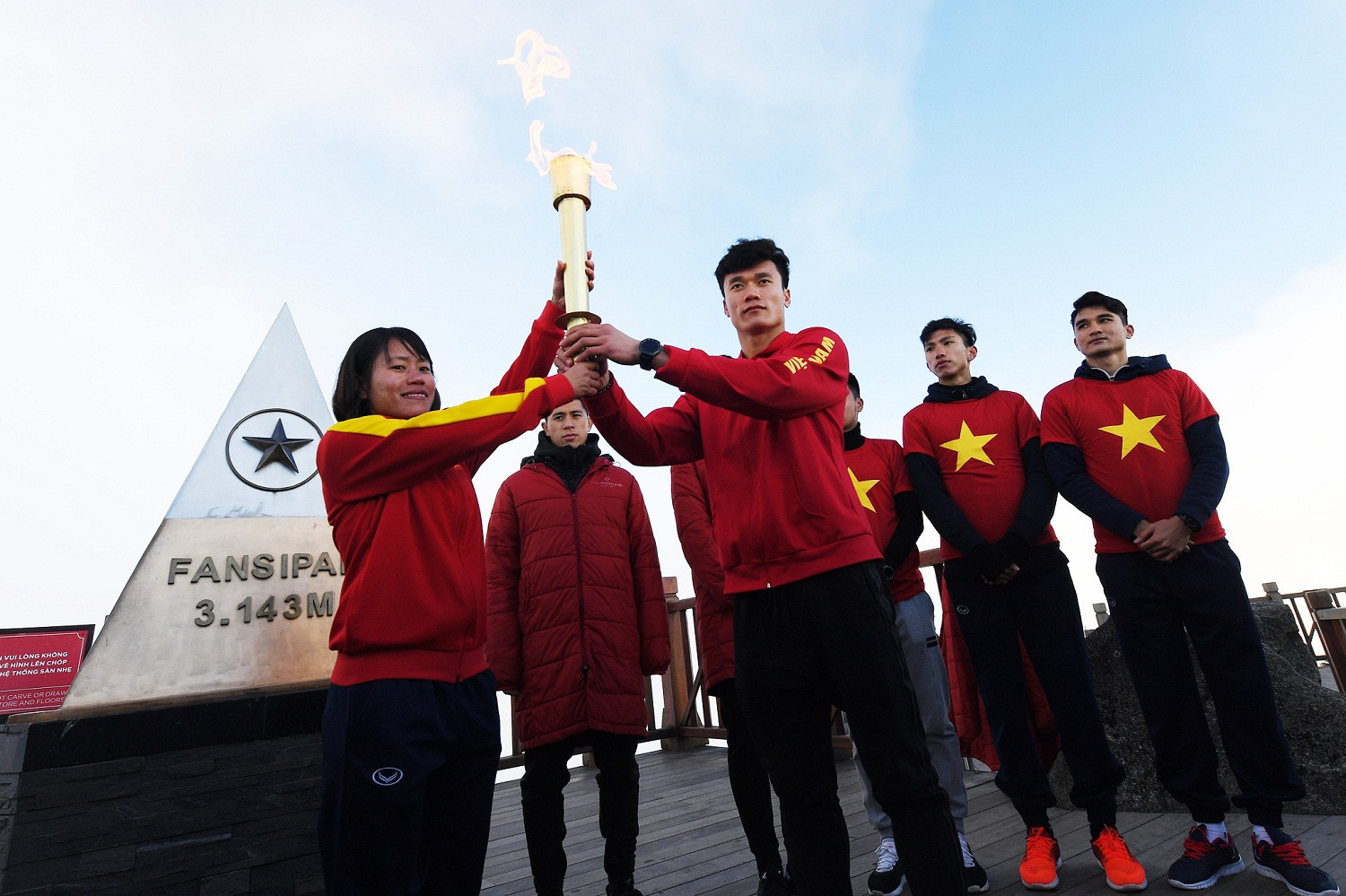Các tuyển thủ U23 Việt Nam rước đuốc, truyền lửa cho đội tuyển bóng đá nữ quốc gia trên đỉnh Fansipan. Các tuyển thủ U23 Việt Nam rước đuốc, truyền lửa cho đội tuyển bóng đá nữ quốc gia trên đỉnh Fansipan.