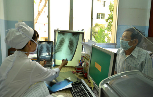 Khám cho bệnh nhân lao tại Bệnh viện Lao Phạm Ngọc Thạch (Thành phố Hồ Chí Minh). Ảnh: Phương Vy/TTXVN Khám cho bệnh nhân lao tại Bệnh viện Lao Phạm Ngọc Thạch (Thành phố Hồ Chí Minh). Ảnh: Phương Vy/TTXVN