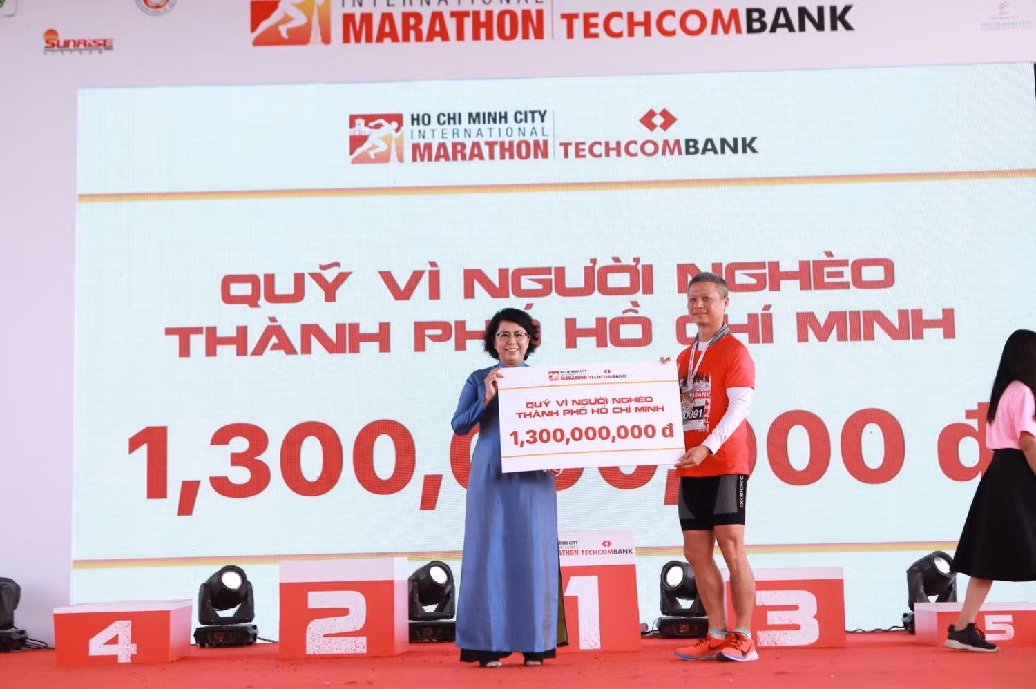 Tổng Giám Đốc Techcombank lên trao tặng số tiền ủng hộ cho Quỹ Vì Người Nghèo Thành Phố Hồ Chí Minh.