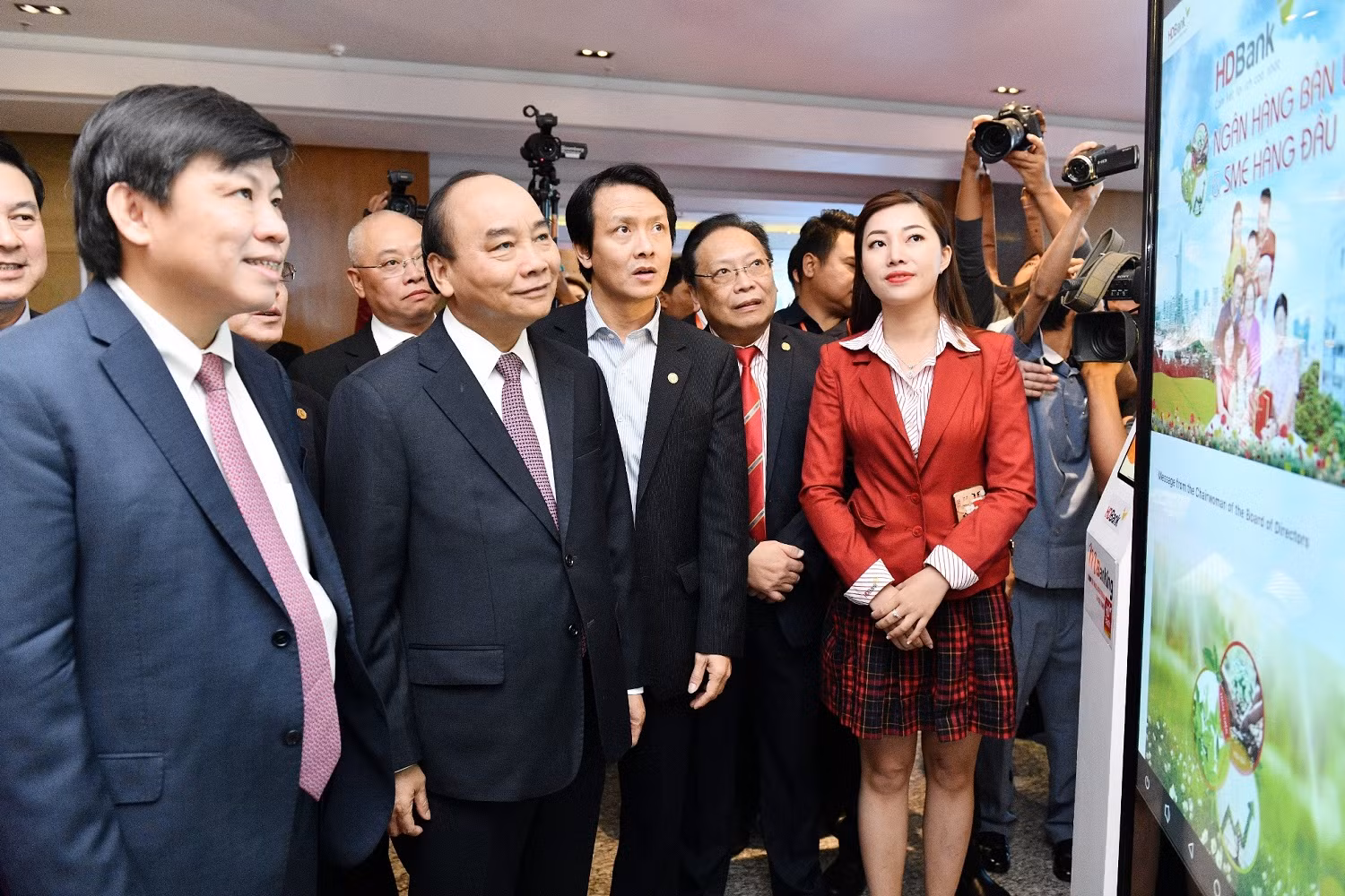 Thủ tướng Chính phủ Nguyễn Xuân Phúc tham dự và phát biểu chúc mừng tại buổi lễ khai trương của HDBank nhân chuyến công du, thăm chính thức Cộng hòa Liên bang Myanmar.