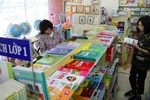 Sách giáo khoa tại cửa hàng sách của Nhà Xuất bản Giáo dục Việt Nam. (Ảnh: TTXVN) Sách giáo khoa tại cửa hàng sách của Nhà Xuất bản Giáo dục Việt Nam. (Ảnh: TTXVN)