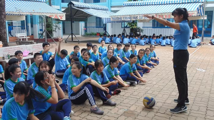 Một tiết dạy học thể dục ngoài trời (Ảnh minh họa: sggp.org.vn).
