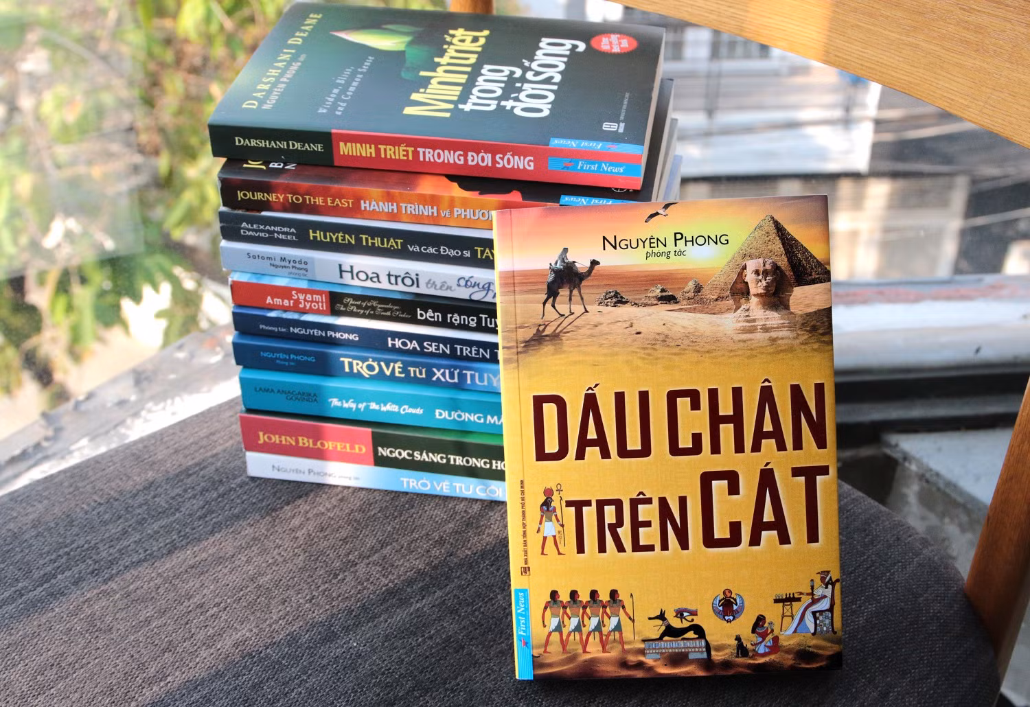 Cuốn sách “Dấu chân trên cát”.