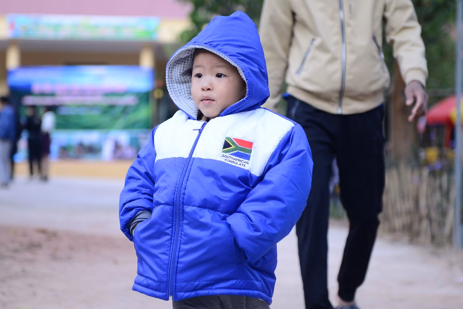 Tặng áo ấm mùa đông cho các em nhỏ.
