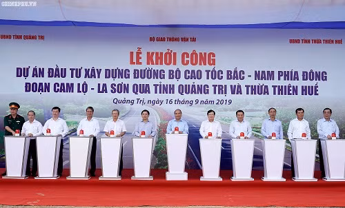 Thủ tướng Nguyễn Xuân Phúc và các đại biểu phát lệnh khởi công Dự án đường bộ cao tốc Bắc-Nam phía đông. Ảnh: VGP/Quang Hiếu