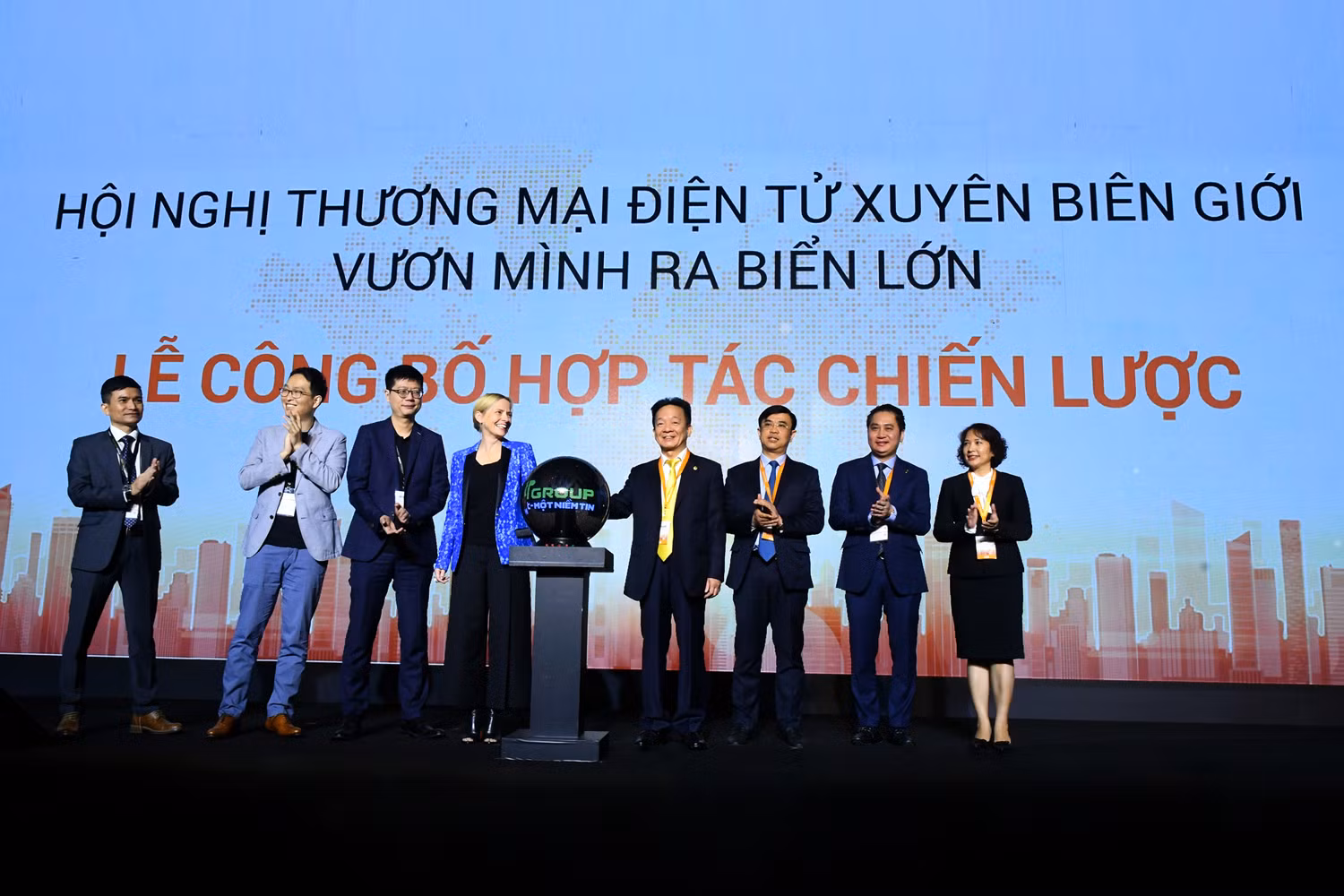 Nhằm mục tiêu nâng tầm thương hiệu Việt ra thị trường Quốc tế, hỗ trợ các doanh nghiệp và người bán hàng đẩy mạnh kinh doanh, xuất khẩu, Amazon đã chính thức gia nhập thị trường Việt Nam, hợp tác với T&T Group và Ngân hàng SHB trong thúc đẩy phát triển thương mại điện tử. Nhằm mục tiêu nâng tầm thương hiệu Việt ra thị trường Quốc tế, hỗ trợ các doanh nghiệp và người bán hàng đẩy mạnh kinh doanh, xuất khẩu, Amazon đã chính thức gia nhập thị trường Việt Nam, hợp tác với T&T Group và Ngân hàng SHB trong thúc đẩy phát triển thương mại điện tử.