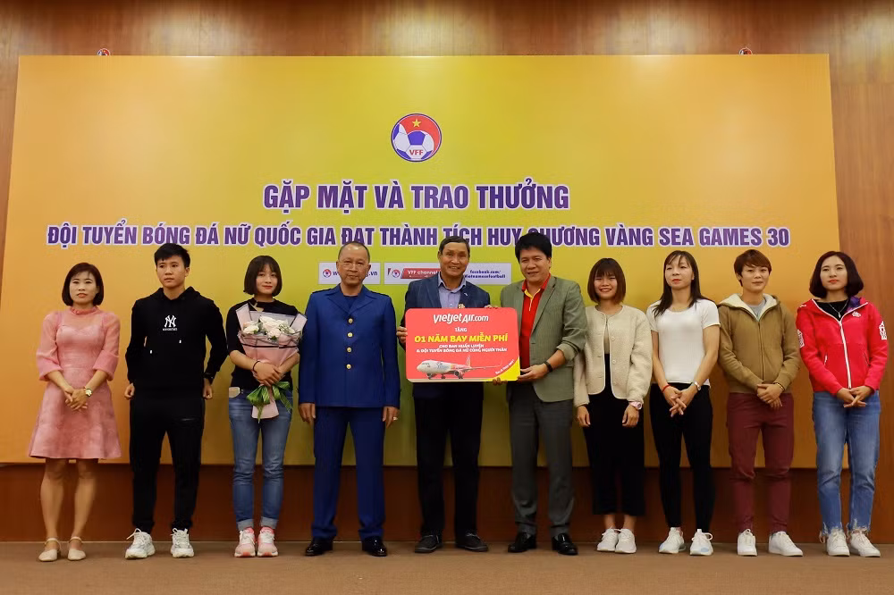 Đội bóng nữ nhận phần thưởng,