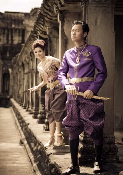 "Đã là người đàn ông bên cạnh tôi thì chắc chắn phải có tài nhưng tôi không đến với anh ấy vì tài hay tiền. Tài thì cũng cần gặp "thiên thời địa lợi nhân hòa" mới phát được. Tiền thì tôi có thể tự kiếm được. Chính cái tâm đã gắn kết cuộc đời tôi với anh ấy. Với tôi, anh không chỉ là một người chồng mà còn là người yêu, người thầy, và có lúc như một người cha", cô nói. (Theo Vnexpress)